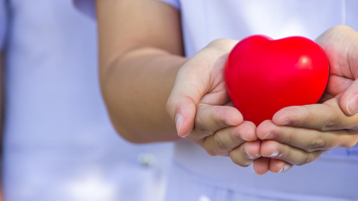 Mujer sujetando corazón de juguete