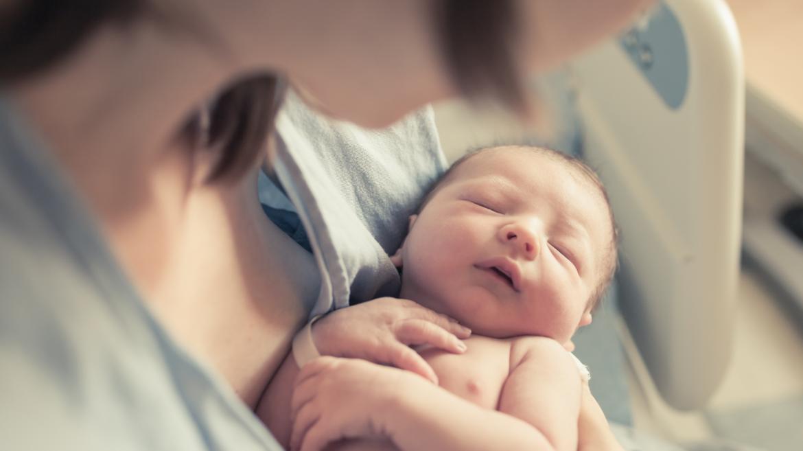 Madre con bebé recién nacido en el hospital