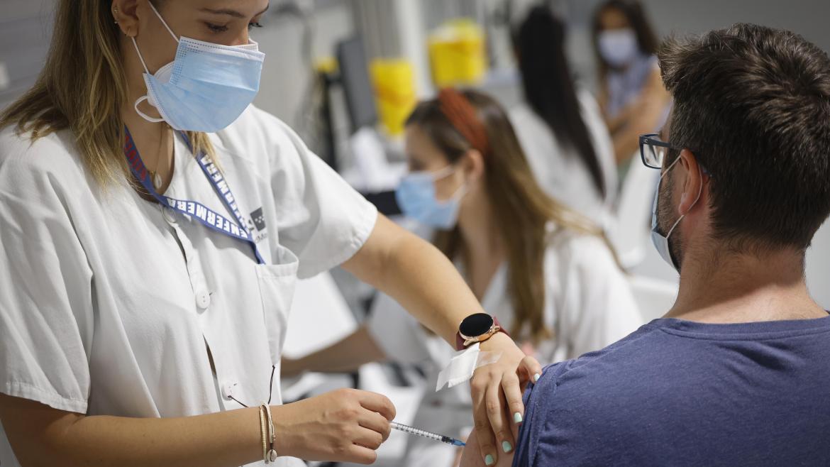 Enfermera poniendo una vacuna en el brazo 