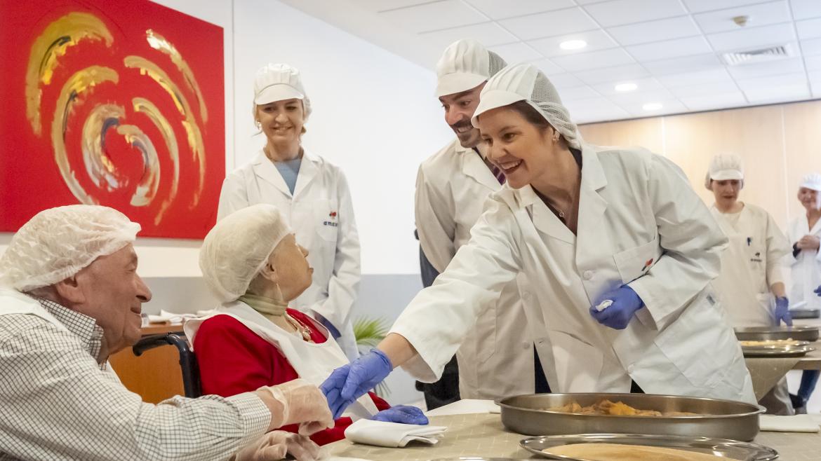 La Comunidad de Madrid acerca la Semana Santa a los mayores con un taller de elaboración de torrijas dentro de su programa de envejecimiento activo