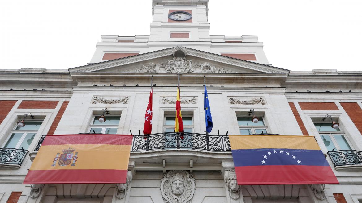 La sede del Gobierno regional en la Puerta del Sol luce en su balcón principal la bandera de Venezuela 1