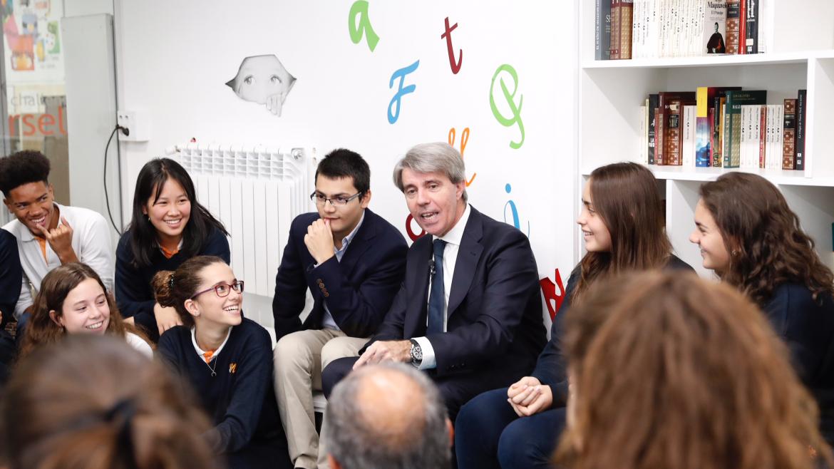 El presidente Ángel Garrido con los alumnos del colegio Nazaret Oporto
