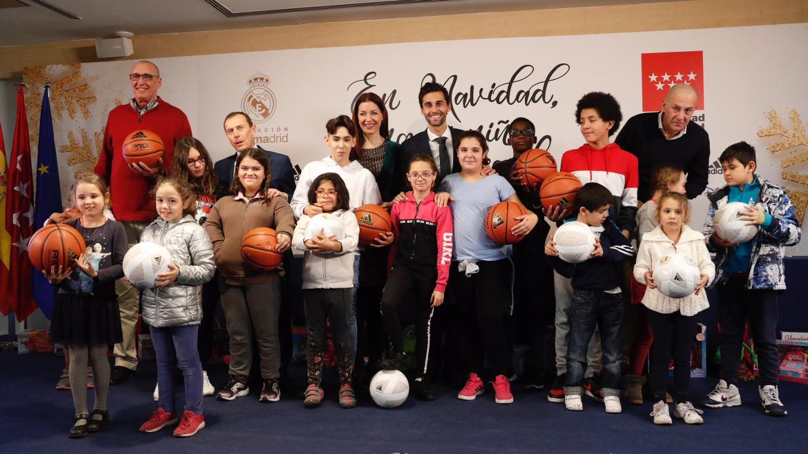 La Comunidad y la Fundación Real Madrid entregan regalos a una veintena de  menores tutelados