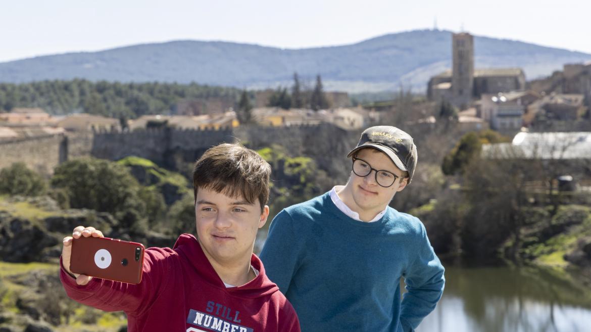 Dos personas sacándose una foto en un mirador