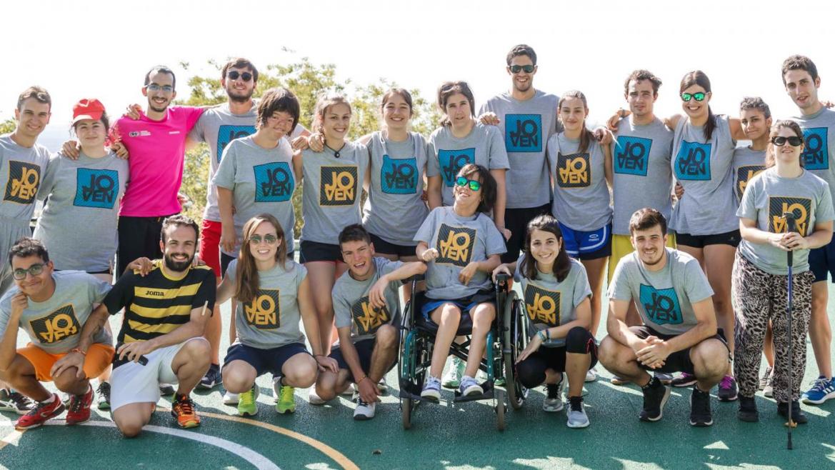 Un grupo de jóvenes en un campamento