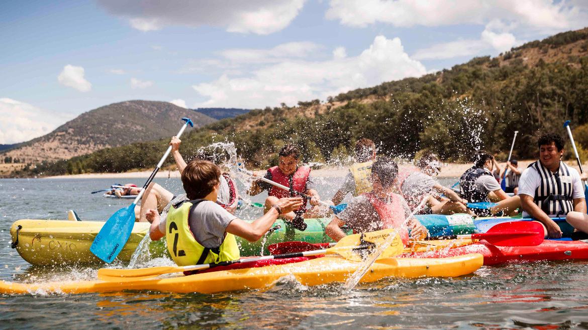 Jóvenes en piraguas, jugando con el agua 