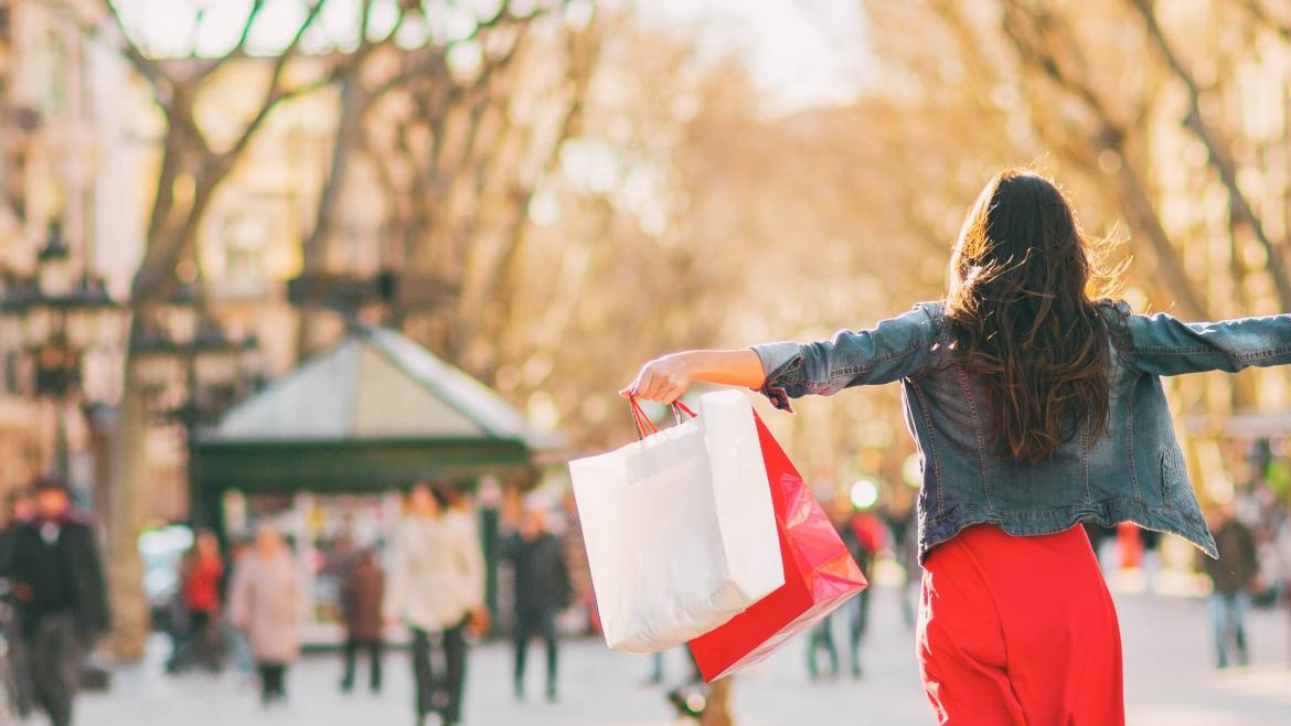 mujer con bolsas de compras