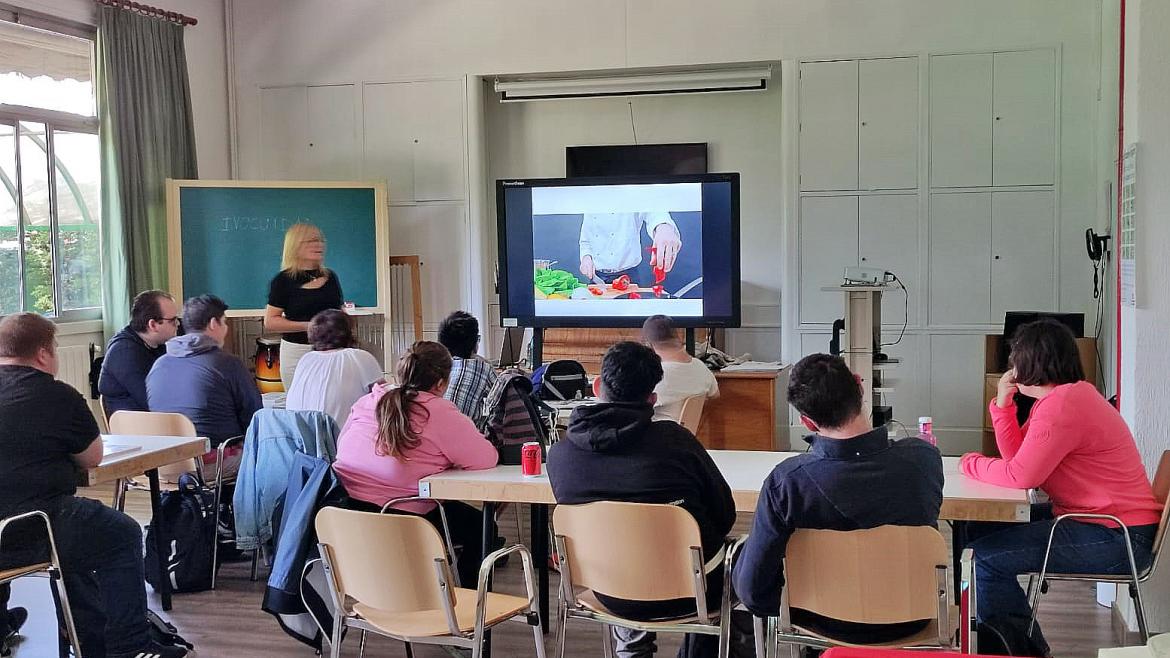 Alumnos del curso de manipuladores de alimentos en accesibilidad cognitiva escuchando las explicaciones de una profesora