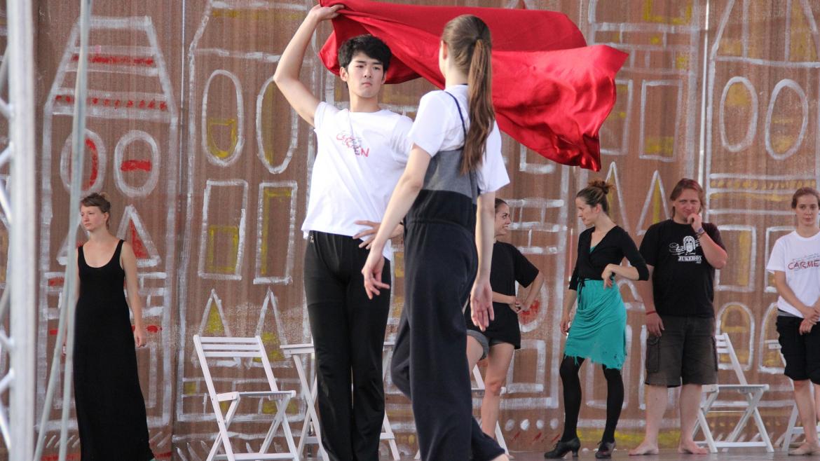 Jóvenes bailando