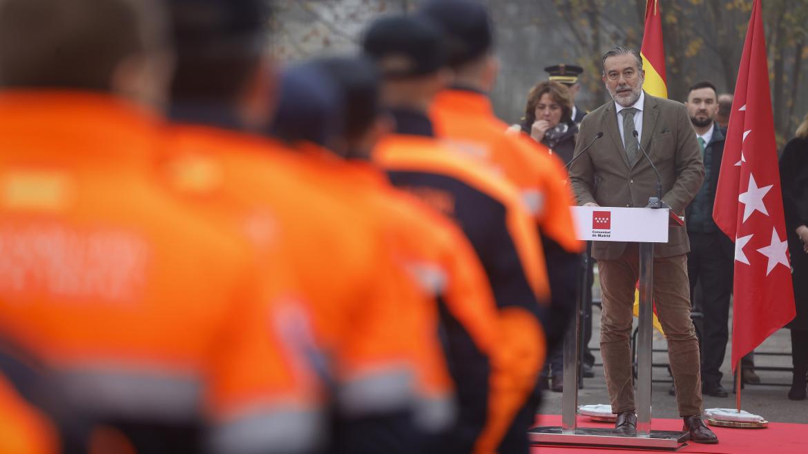 Enrique López se dirige a los nuevos miembros de Protección Civil
