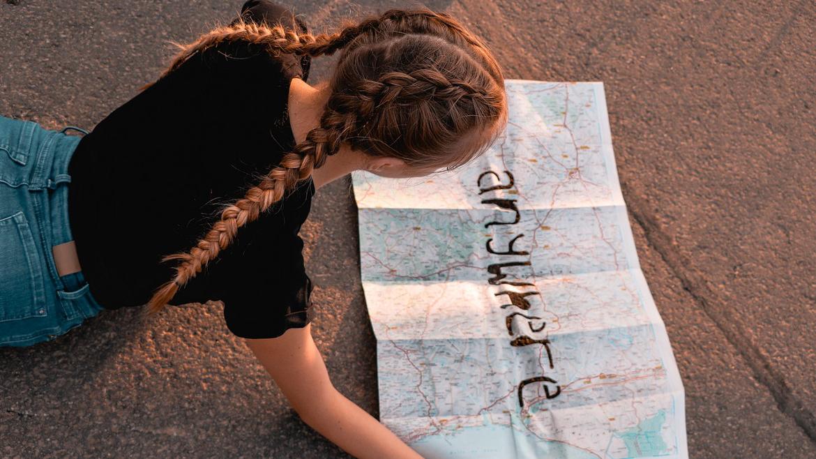 Chica joven mirando mapa