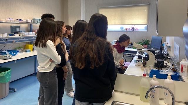 Alumnos en una clase sobre sanidad en el Hospital Ramón y Cajal