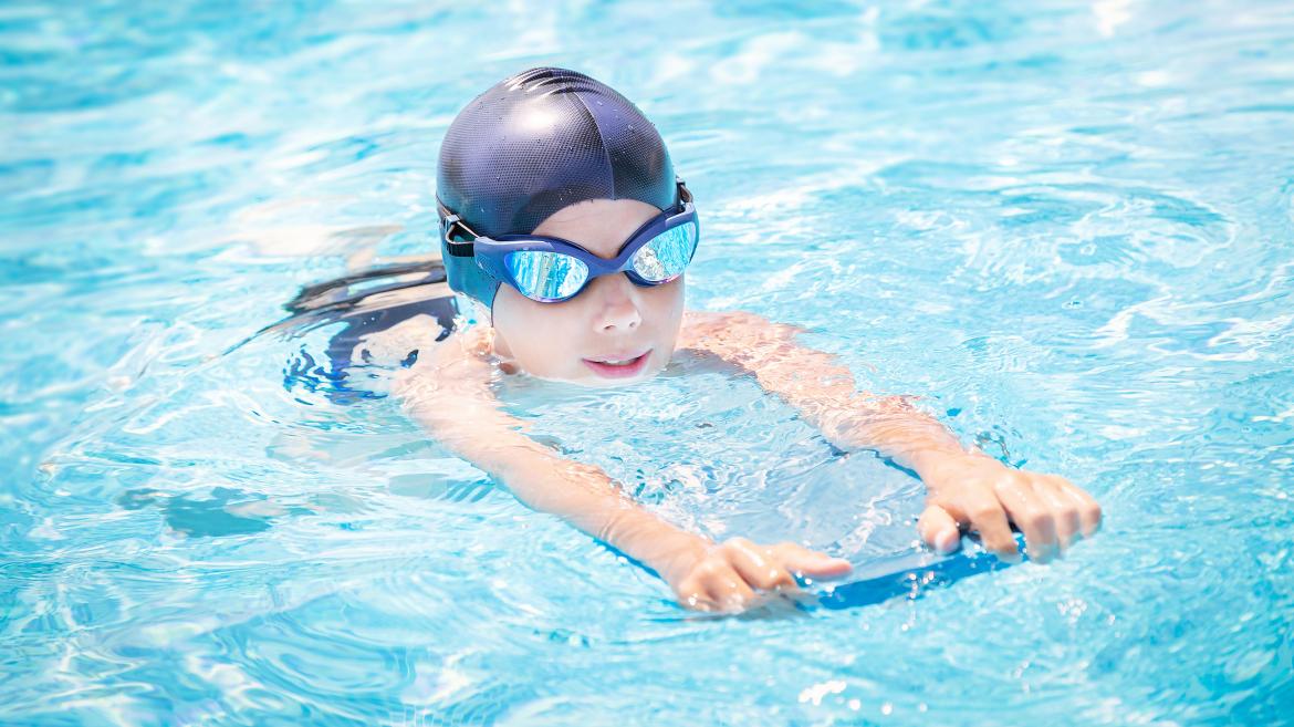 Niño practicando deporte de natación