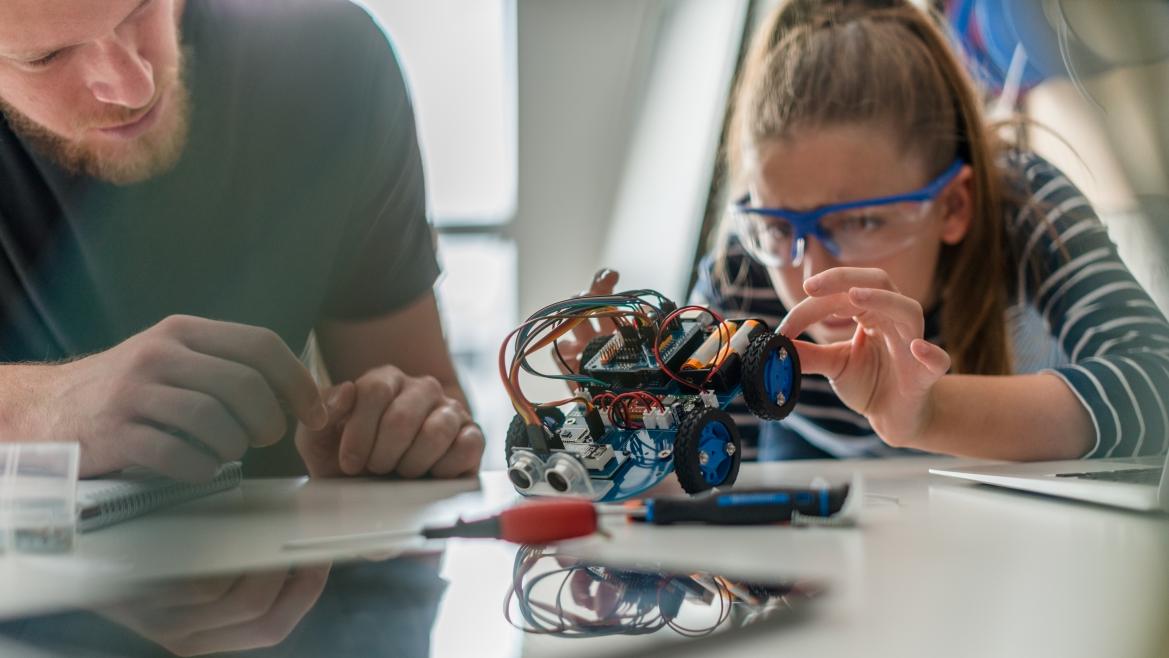 Jóvenes con robot
