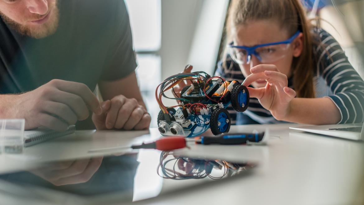 GEEK 3.0. Talleres de Ocio Tecnológico Jóvenes con robot