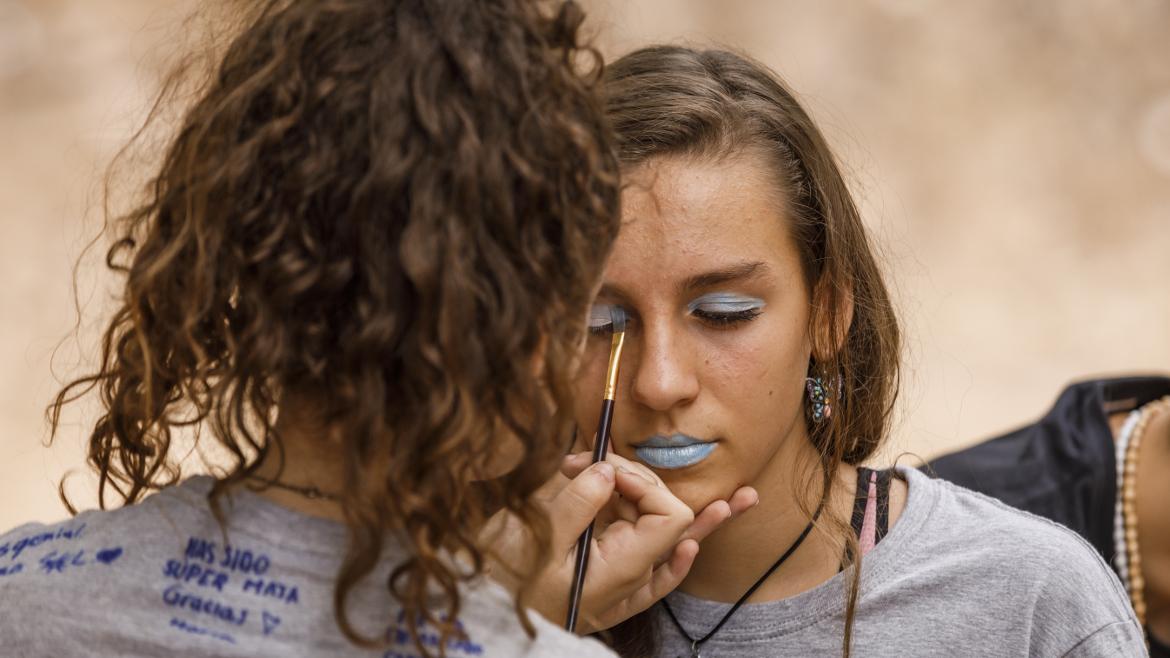 Jóvenes pintándose los ojos