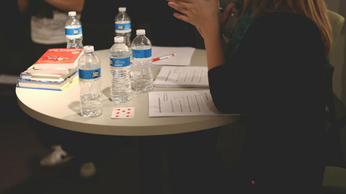 Encuentro de Técnicos/as de Juventud Joven con cuestionario en mesa