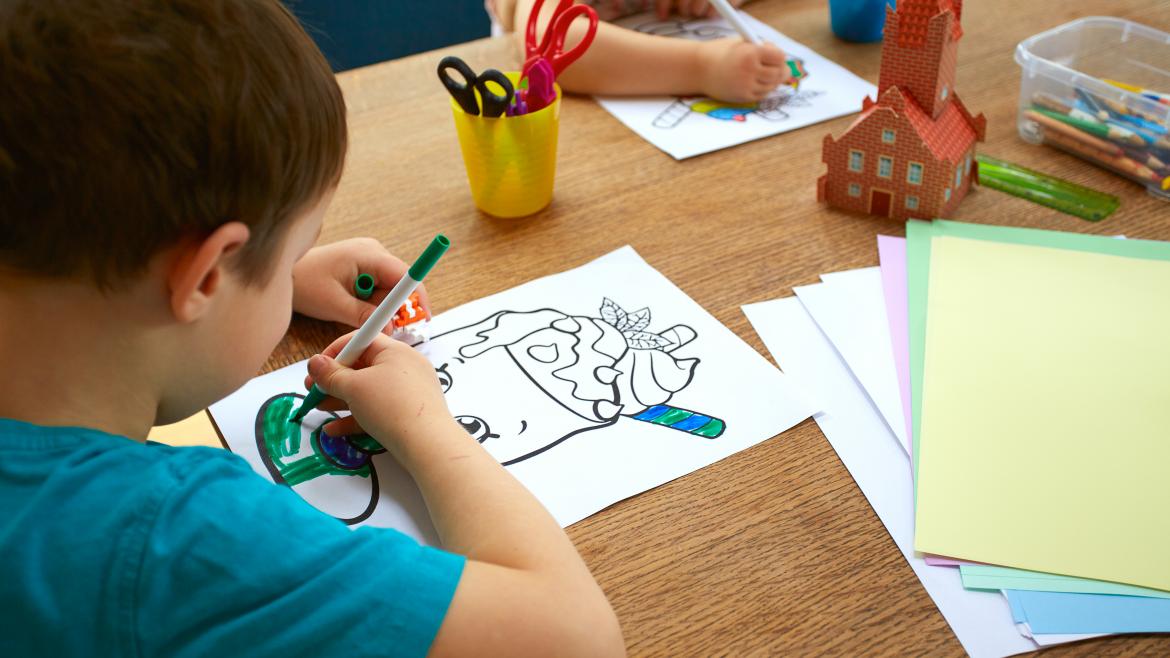 Un niño pintando 