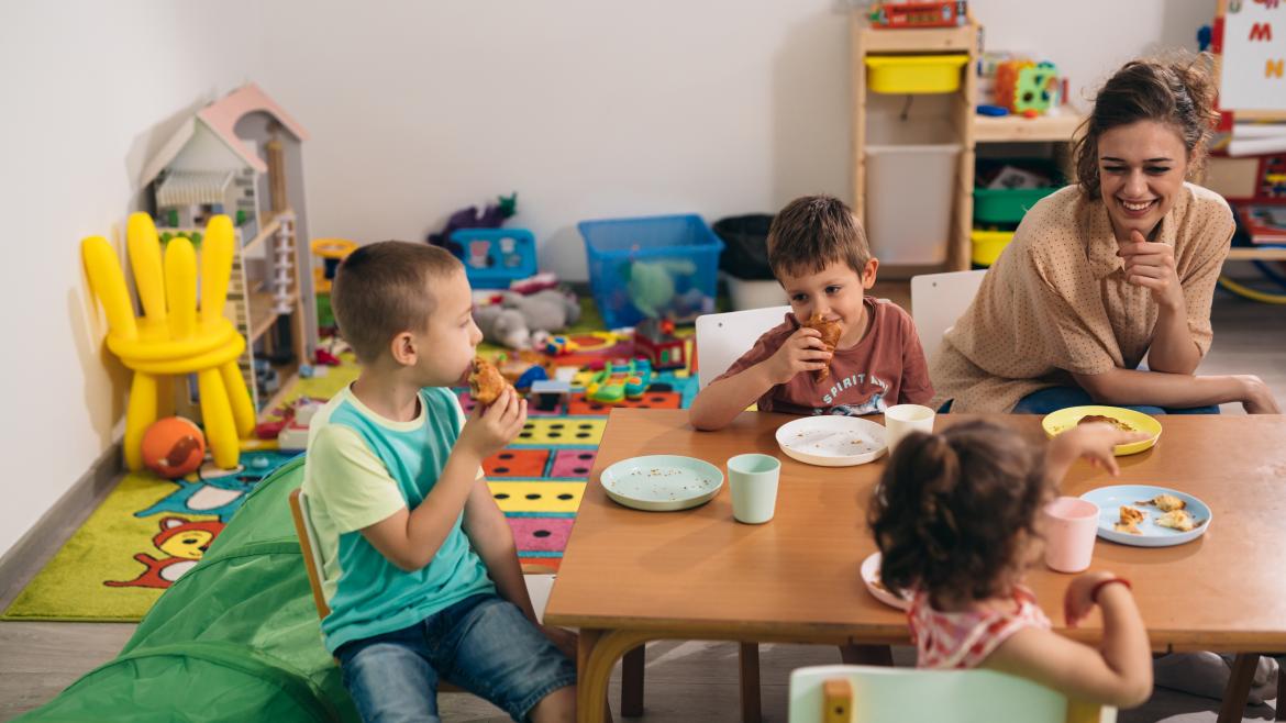 Niños desayunando en clase