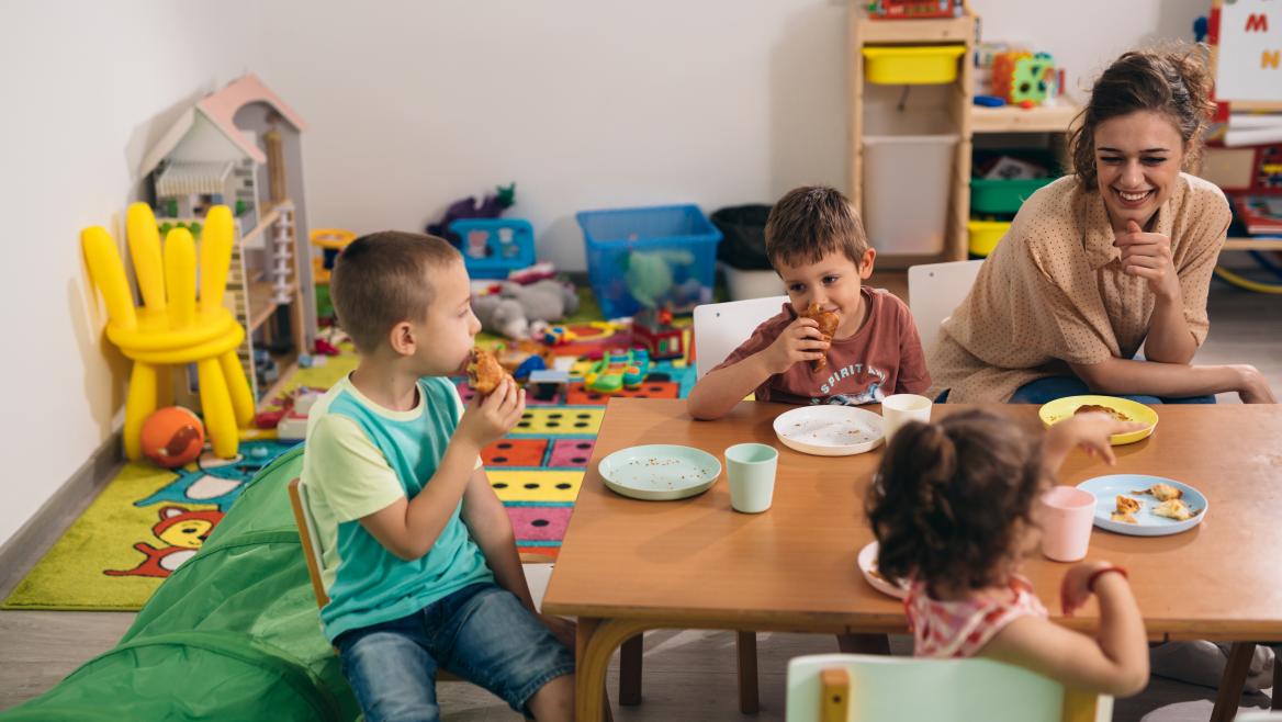 Niños desayunando en clase