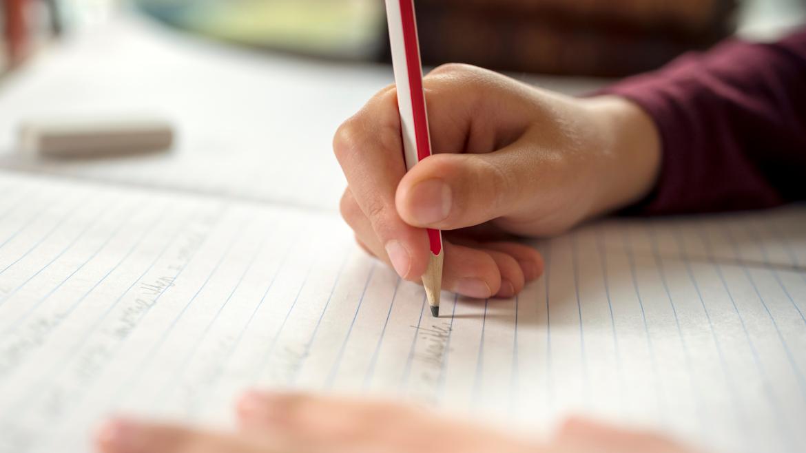 Niño escribiendo en el colegio