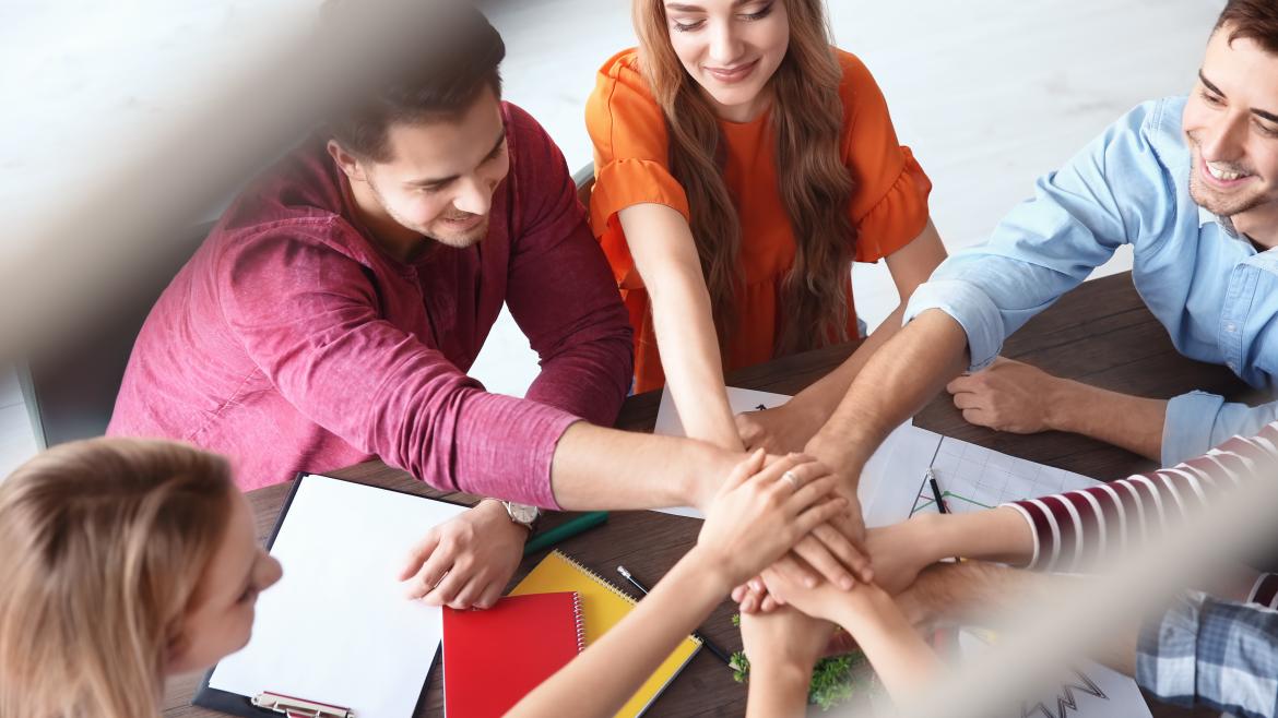 Hombres y mujeres trabajando juntos