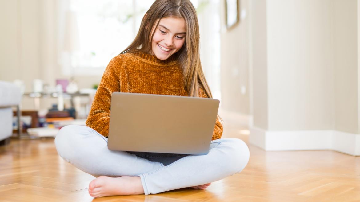 Una joven frente al ordenador