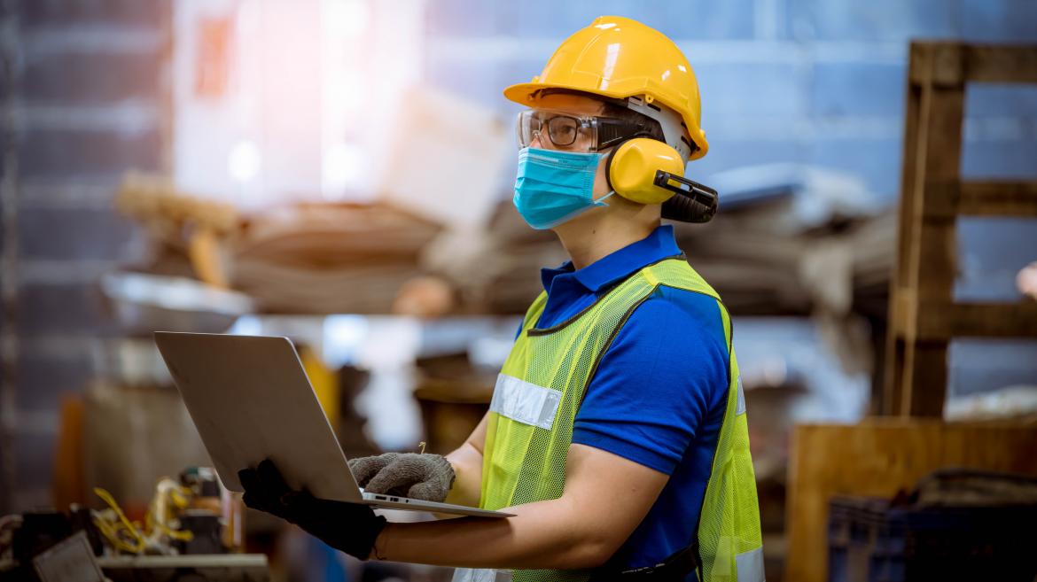 Un trabajador cumpliendo las medidas de seguridad laboral