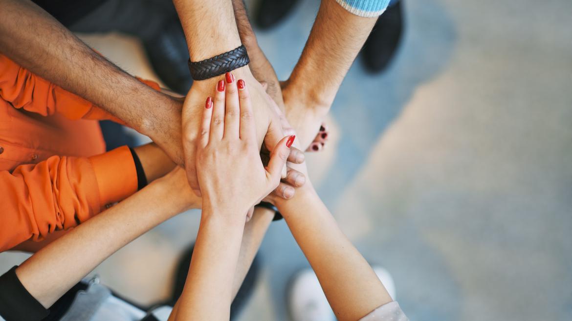 manos unidas jóvenes Jóvenes con las manos unidas