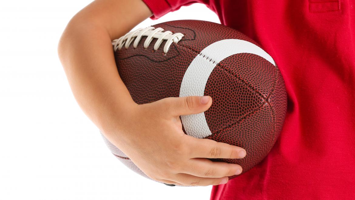 Niño con un balón de rugby