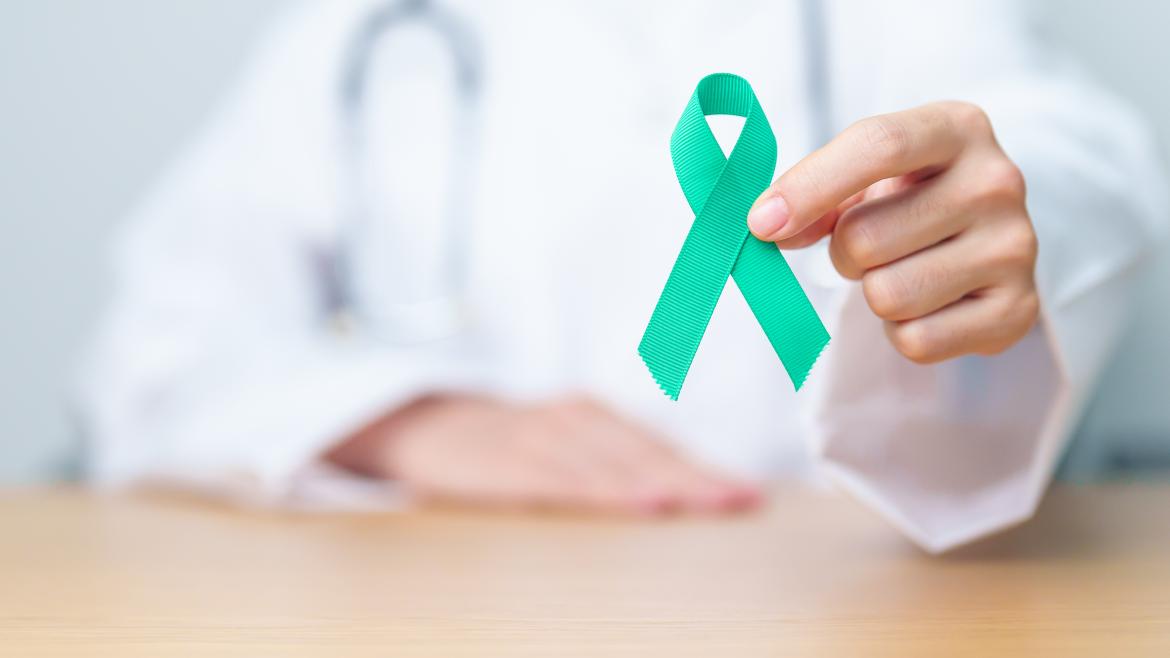 Médico llevando la Cinta Teal para el mes de Concienciación sobre el Cáncer Cérvico