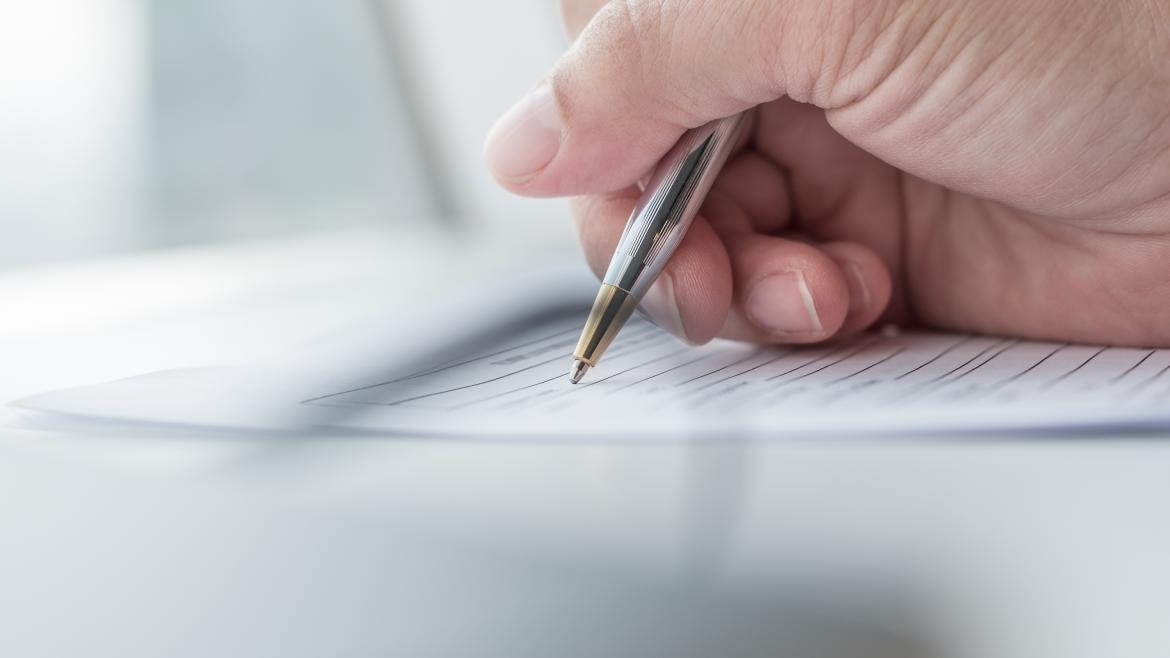 Un voluntario rellenando un formulario