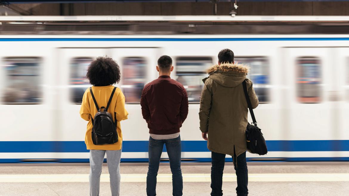 Grupo de jóvenes esperando a Metro de Madrid