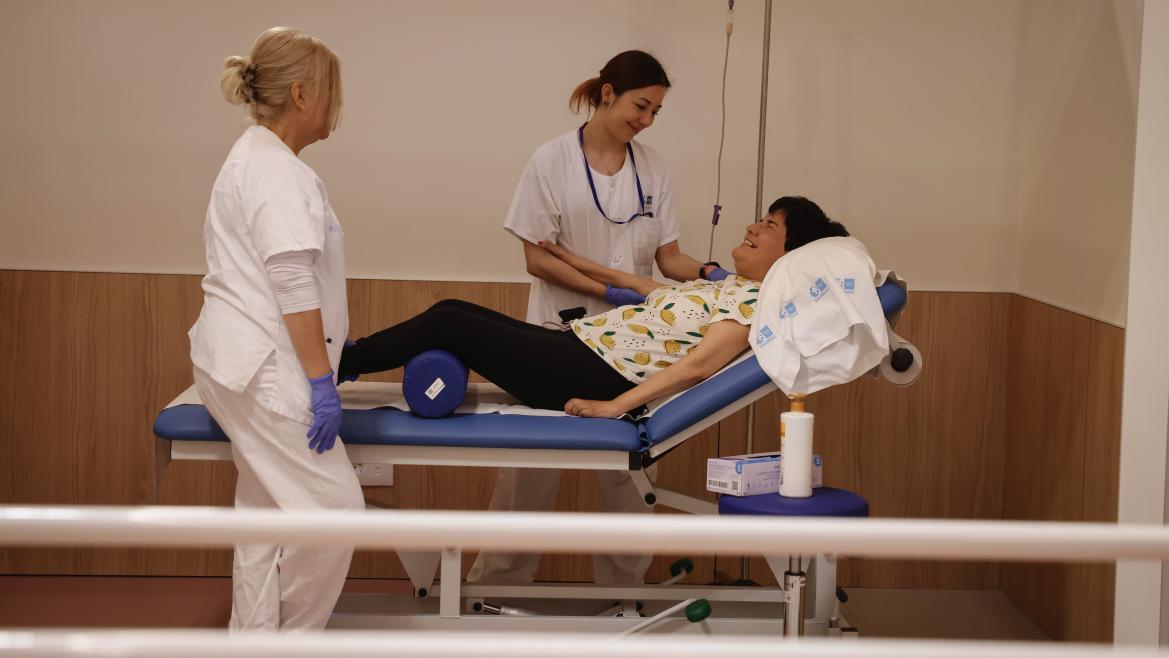Profesionales sanitarios y paciente en el Hospital público Enfermera Isabel Zendal 