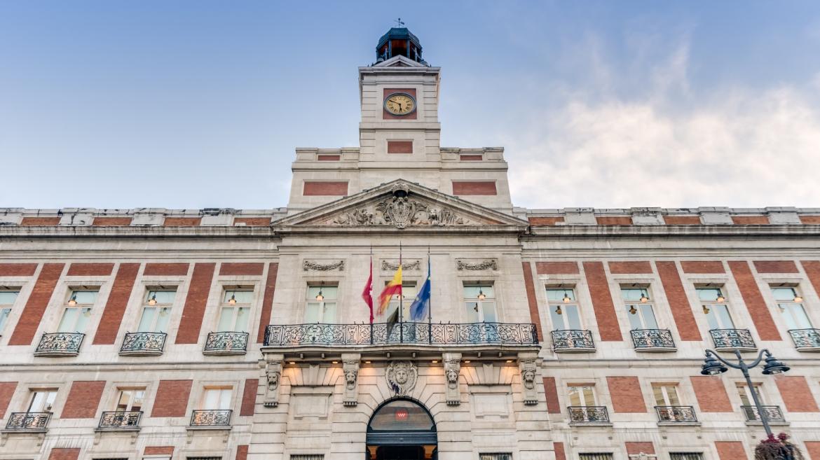La fachada de la Real Casa de Correos