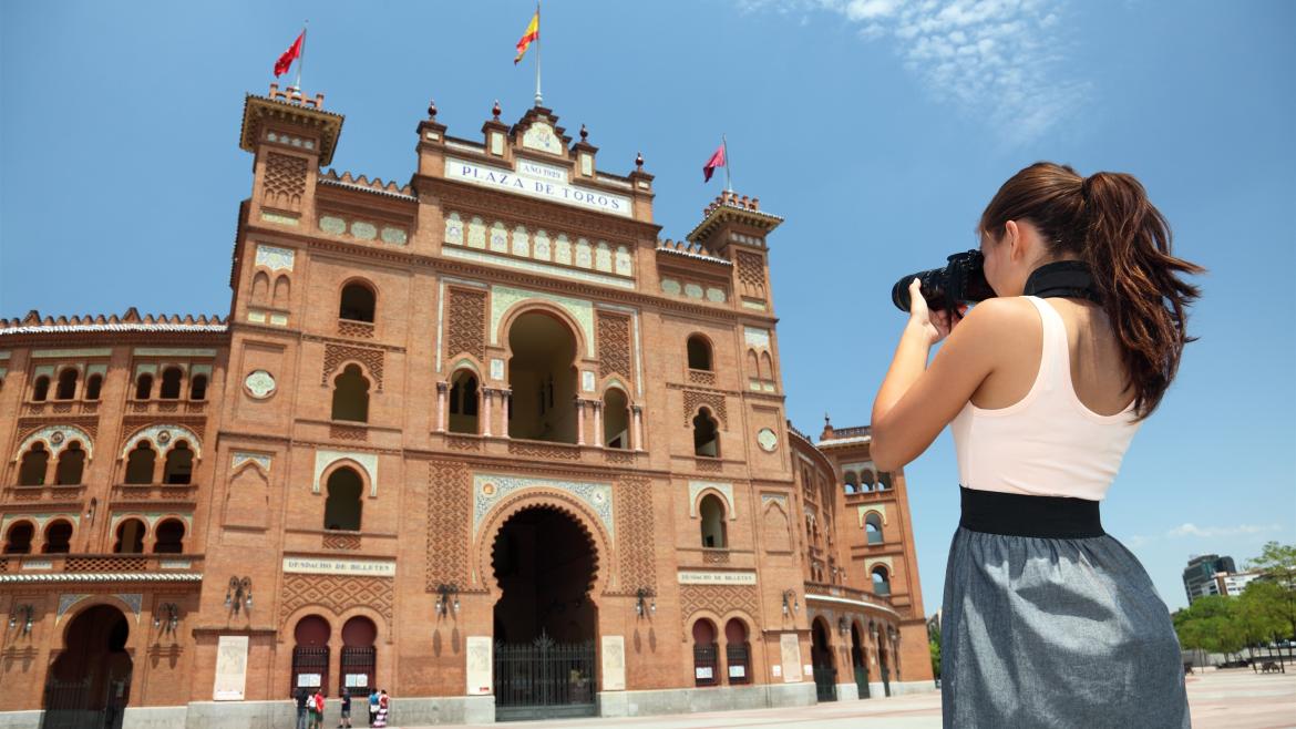 Chica fotografía la plaza de toros de Las Ventas Chica fotografiando Las Ventas