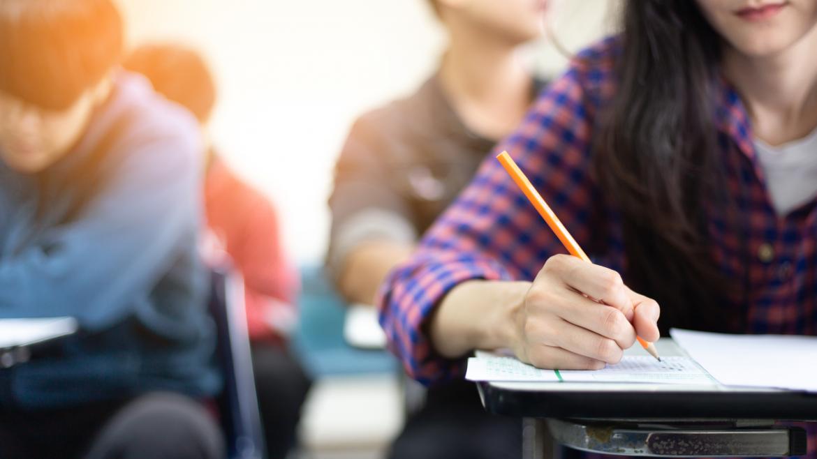 Unos estudiantes presentando un examen 
