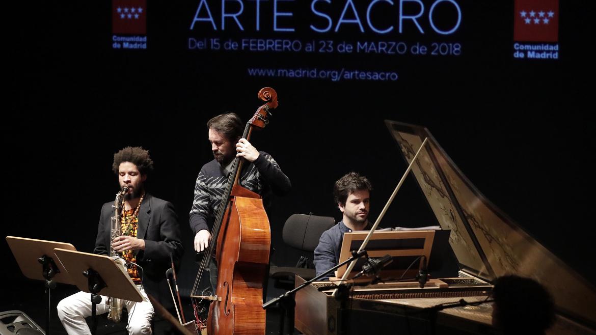 Trío de músicos tocando instrumentos en la presentación del XVIII Edición del Festival de Arte Sacro
