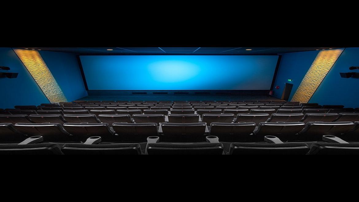 Sala de cine con la pantalla al fondo