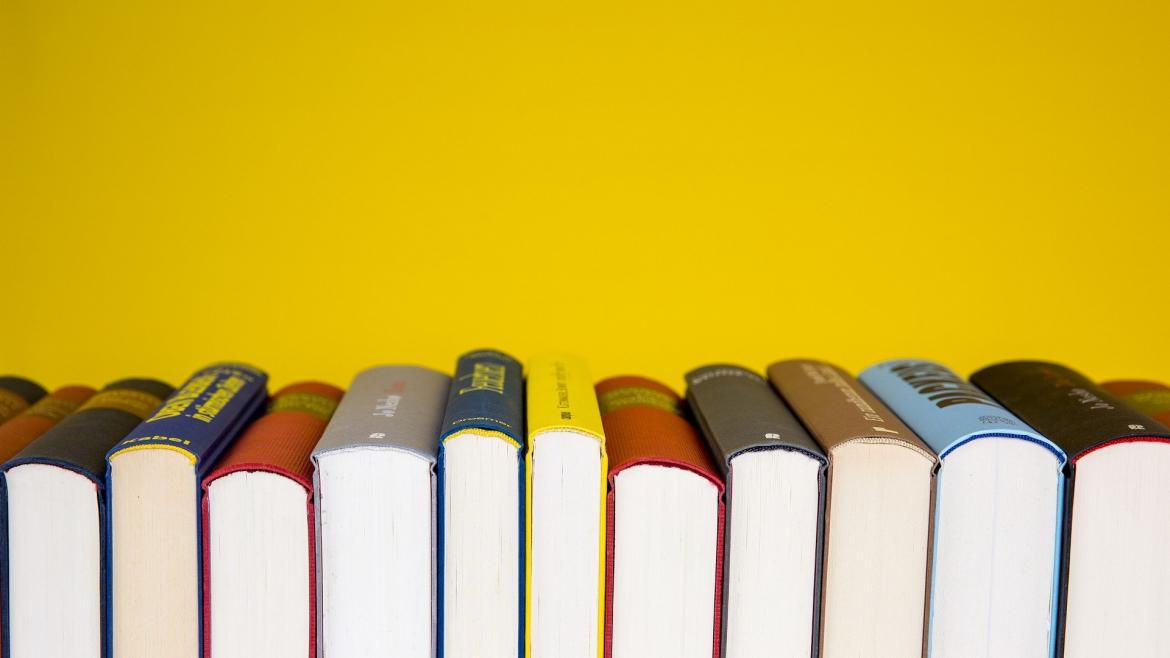 Libros ordenados con el lomo hacia arriba