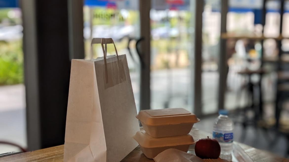 Comida envasada sobre una mesa