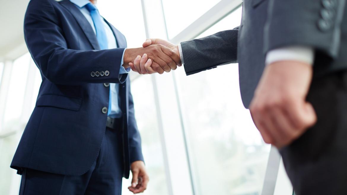 Dos empresarios dándose la mano