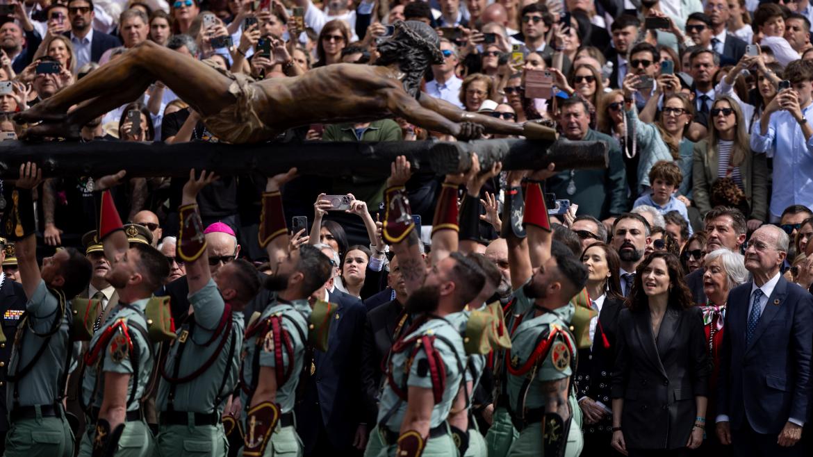 Díaz Ayuso acompaña en Málaga al Cristo de la Buena Muerte