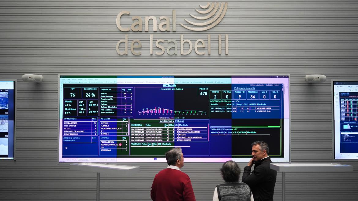 Carlos Novillo en el Centro de control de Canal Isabel II