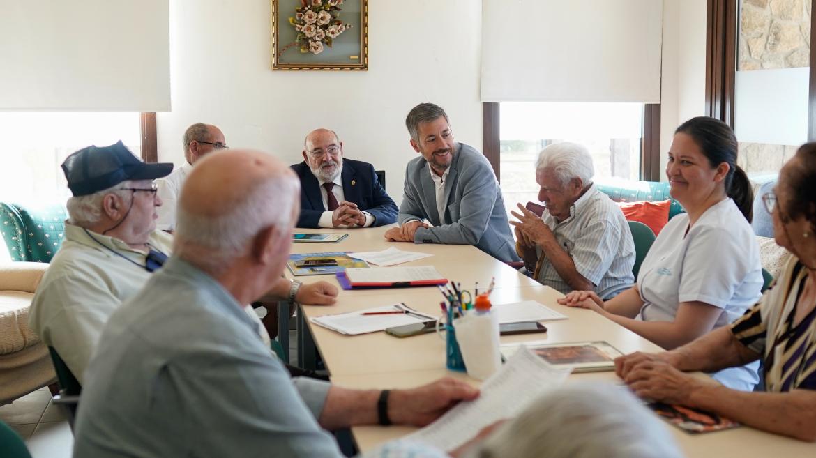 Miguel Ángel García Martín en un momento de su visita a los apartamentos de mayores de Pinilla de Buitrago