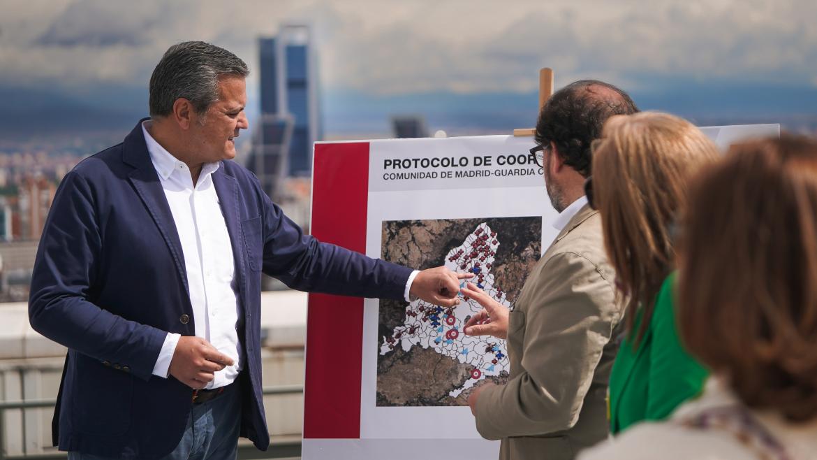 La Comunidad de Madrid firmará un protocolo de colaboración con la Guardia Civil para garantizar un mejor control de sus 96 infraestructuras aeronáuticas Jorge Rodrigo en el helipuerto de la Torre Picasso