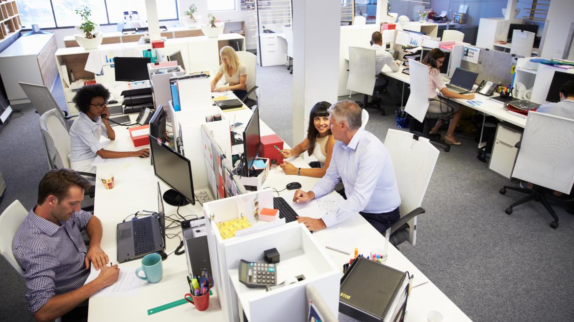 Personas trabajando en una oficina