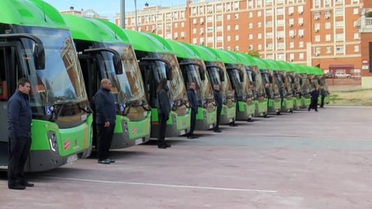 Autobuses interurbanos en fila