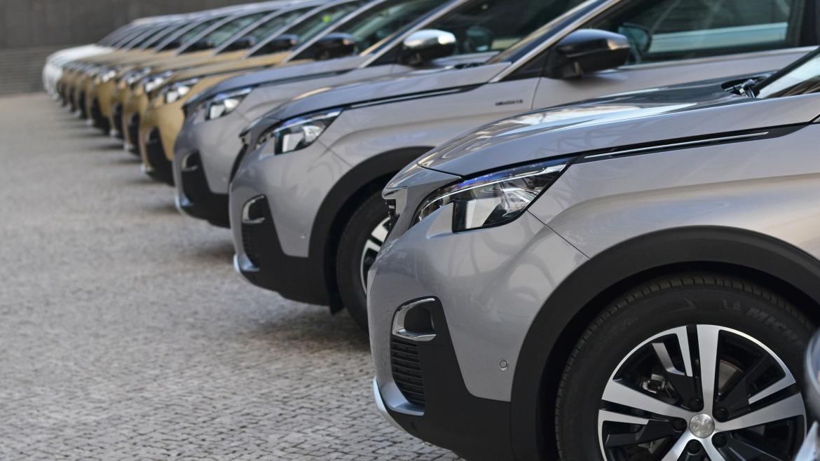 Coches aparcados grises y dorados
