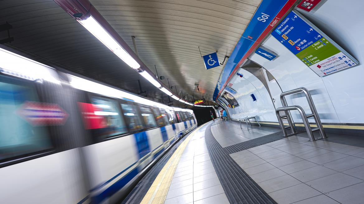Tren en la estación de Metro de Sol